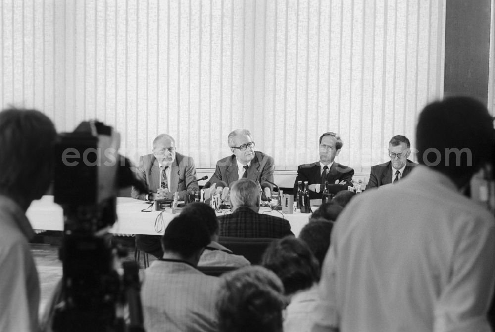 GDR picture archive: Joachimsthal - Press meeting after the meeting Hans-Jochen Vogel with Erich Honecker in the hunting lodge Hubertusstock in Joachimsthal in the Schorfheide in the state of Brandenburg in the territory of the former GDR, German Democratic Republic