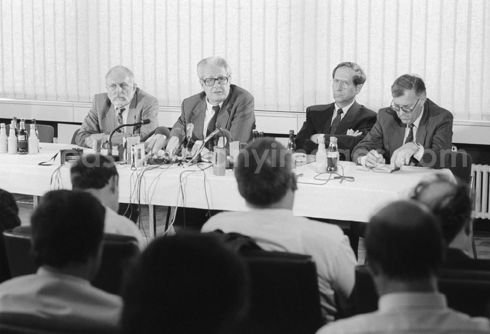 Joachimsthal: Press meeting after the meeting Hans-Jochen Vogel with Erich Honecker in the hunting lodge Hubertusstock in Joachimsthal in the Schorfheide in the state of Brandenburg in the territory of the former GDR, German Democratic Republic