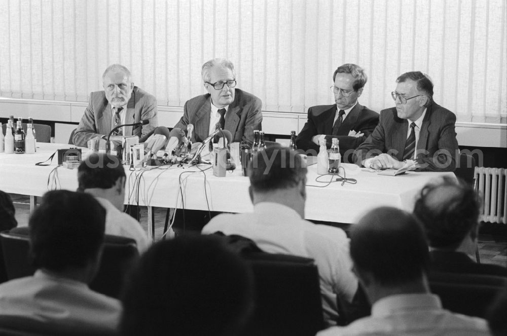 GDR image archive: Joachimsthal - Press meeting after the meeting Hans-Jochen Vogel with Erich Honecker in the hunting lodge Hubertusstock in Joachimsthal in the Schorfheide in the state of Brandenburg in the territory of the former GDR, German Democratic Republic