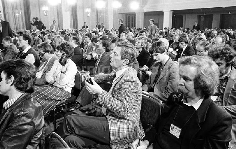 GDR photo archive: Eberswalde-Finow/ Brandenburg - 13.12.1981 Pressekonferenz Meyer-Becker am Bogensee (Brandenburg) nahe Eberswalde-Finow, Neues Deutschland Umschlagnr.: 39