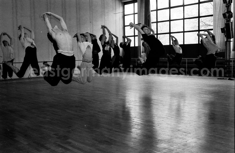 GDR image archive: - Pressekonferenz in der Staatlichen Ballettschule Umschlagnummer: 733
