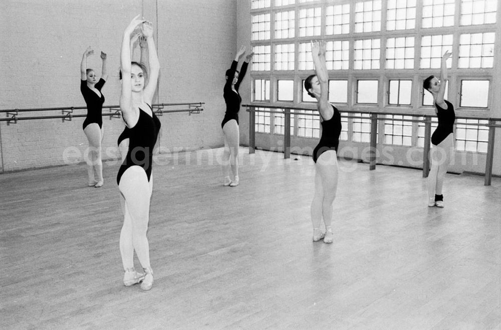 GDR picture archive: - Pressekonferenz in der Staatlichen Ballettschule Umschlagnummer: 733