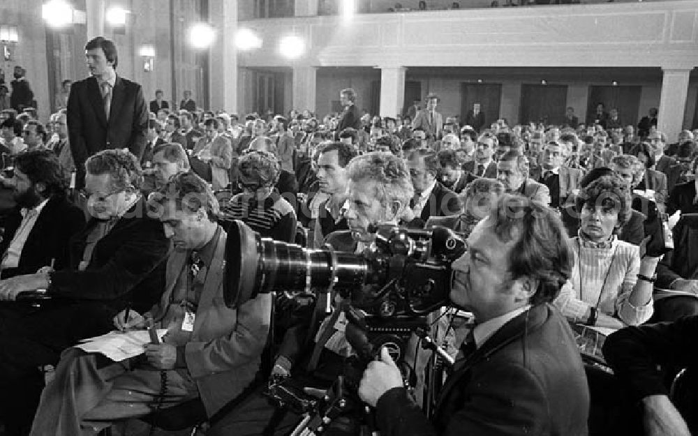 GDR image archive: - Pressekonferenz mit zahlreichen Pressevertretern während eines Pressegespräches mit Meyer und Becker aus Anlaß des Besuches von Bundeskanzler Helmut Schmidt in der DDR.