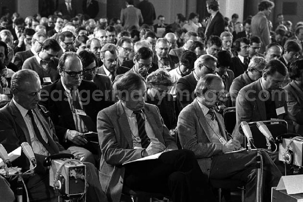 : Pressekonferenz mit zahlreichen Pressevertretern während eines Pressegespräches mit Meyer und Becker aus Anlaß des Besuches von Bundeskanzler Helmut Schmidt in der DDR.