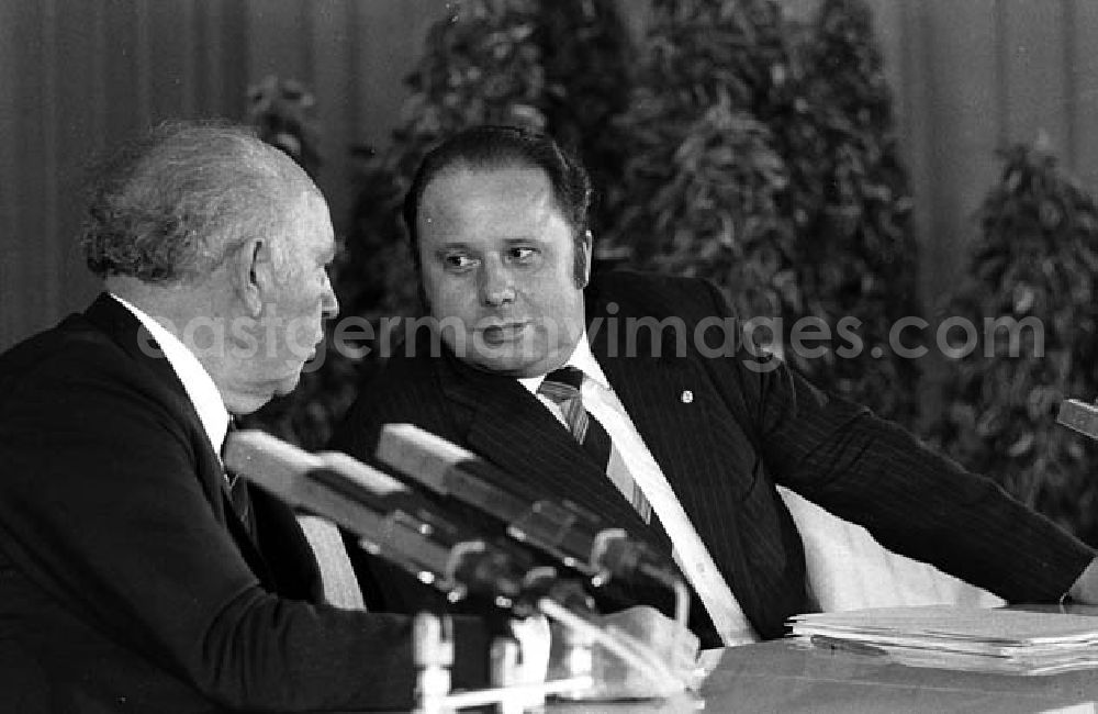 GDR photo archive: - Pressekonferenz mit zahlreichen Pressevertretern während eines Pressegespräches mit Meyer und Becker aus Anlaß des Besuches von Bundeskanzler Helmut Schmidt in der DDR.