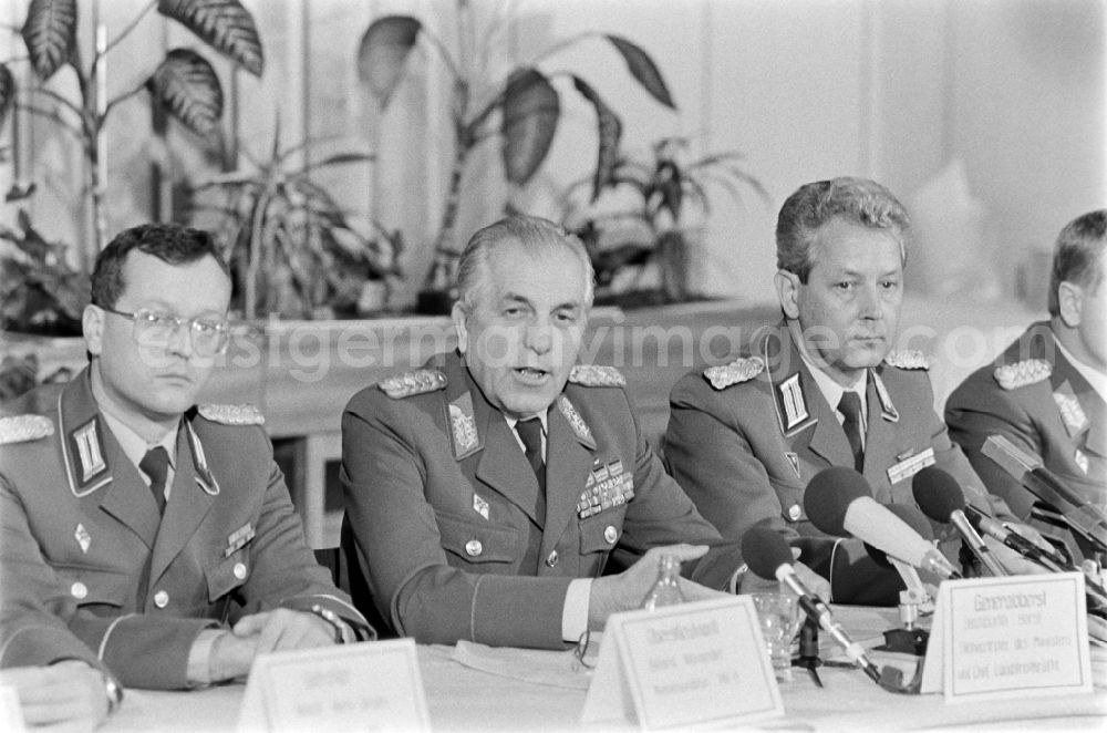 Goldberg: Press conference with Major General Horst Stechbarth and soldiers and officers of Panzer Regiment 8 (PR-8) on the occasion of the ceremonial and media-effective dissolution of the troop unit on the grounds of the Artur Becker barracks in Goldberg in the state of Mecklenburg-Western Pomerania in the area of the former GDR, German Democratic Republic