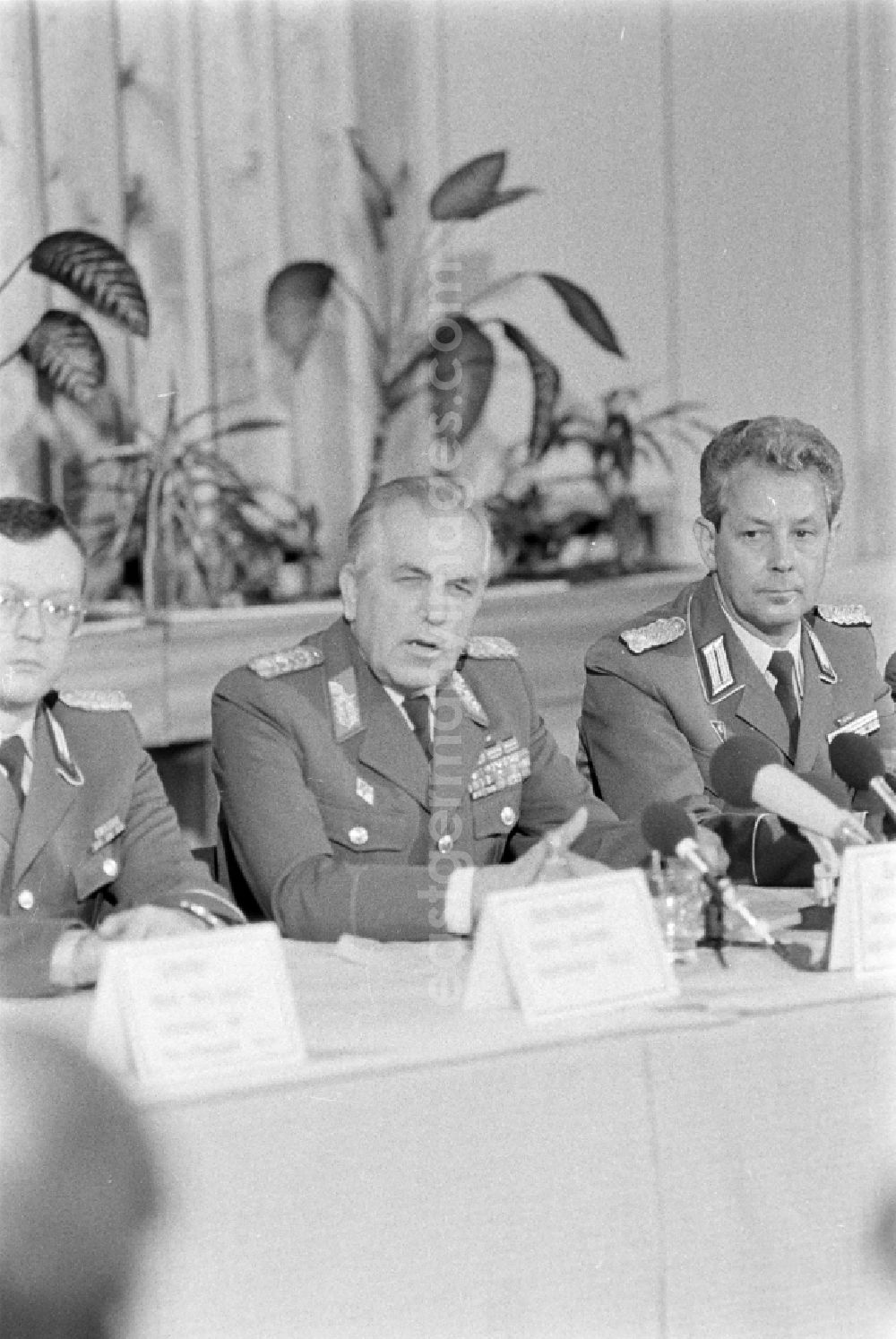 GDR photo archive: Goldberg - Press conference with Major General Horst Stechbarth and soldiers and officers of Panzer Regiment 8 (PR-8) on the occasion of the ceremonial and media-effective dissolution of the troop unit on the grounds of the Artur Becker barracks in Goldberg in the state of Mecklenburg-Western Pomerania in the area of the former GDR, German Democratic Republic