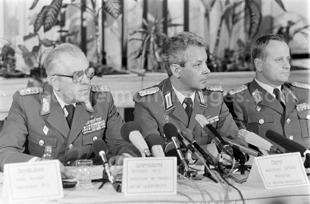 GDR image archive: Goldberg - Press conference with Major General Horst Stechbarth and soldiers and officers of Panzer Regiment 8 (PR-8) on the occasion of the ceremonial and media-effective dissolution of the troop unit on the grounds of the Artur Becker barracks in Goldberg in the state of Mecklenburg-Western Pomerania in the area of the former GDR, German Democratic Republic
