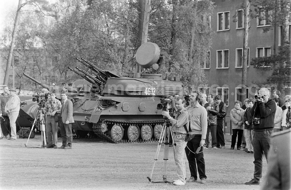 GDR picture archive: Goldberg - Press conference with soldiers and officers of Panzer Regiment 8 (PR-8) on the occasion of the ceremonial and media-effective dissolution of the troop unit on the grounds of the Artur Becker barracks in Goldberg in the state of Mecklenburg-Western Pomerania in the area of the former GDR, German Democratic Republic
