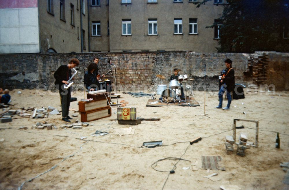 GDR photo archive: Berlin - Privately organized punk concert in the Hirschhof in Oderberger Strasse in East Berlin in the territory of the former GDR, German Democratic Republic