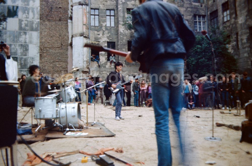 GDR picture archive: Berlin - Privately organized punk concert in the Hirschhof in Oderberger Strasse in East Berlin in the territory of the former GDR, German Democratic Republic