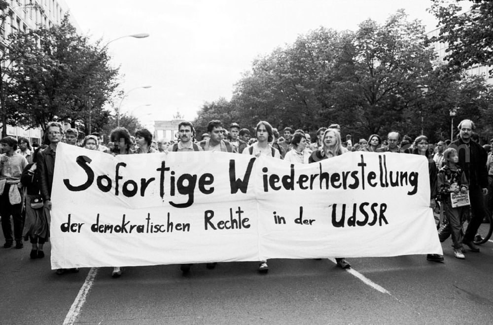 GDR photo archive: Berlin - Pro-Gorbi-Demo vor SU-Botschaft Unter den Linden Umschlag: 664