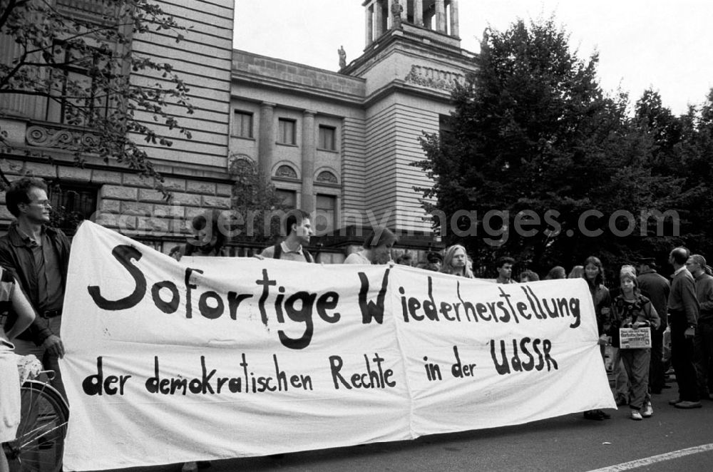 GDR picture archive: Berlin - Pro-Gorbi-Demo vor SU-Botschaft Unter den Linden Umschlag: 664