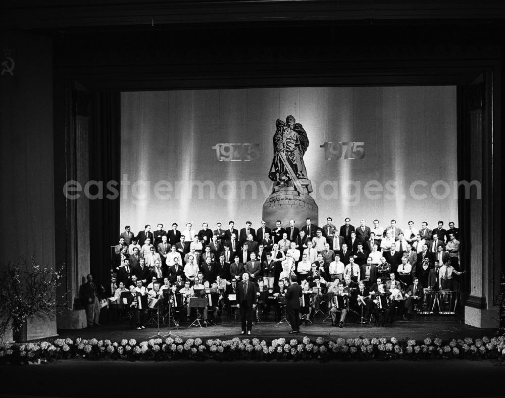 GDR picture archive: Berlin - Eine Probe des sowjetischen Alexandrow-Ensemble vor seinem Auftritt in Berlin anläßlich der Feierlichkeiten zum 3