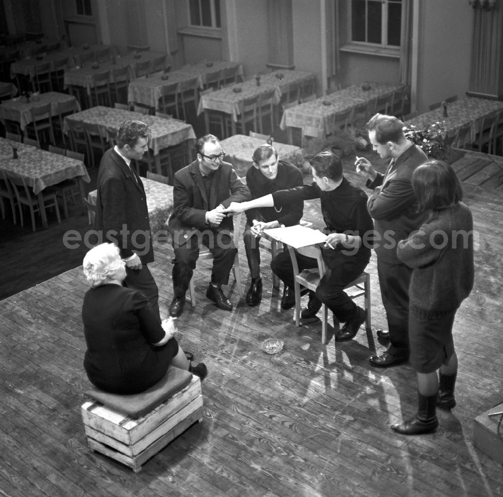 GDR picture archive: Magdeburg - Samples in the workers' theater of Magdeburg VEB Valve Company Karl Marx in Magdeburg