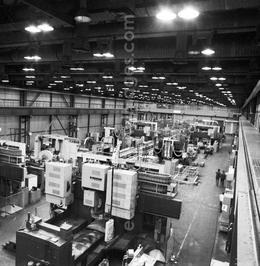 GDR picture archive: Chemnitz - Production hall with CNC to steered machines in Fritz- Heckert-Kombinat in Karl Marx Stadt, today Chemnitz in the federal state Saxony in the area of the former GDR, German democratic republic