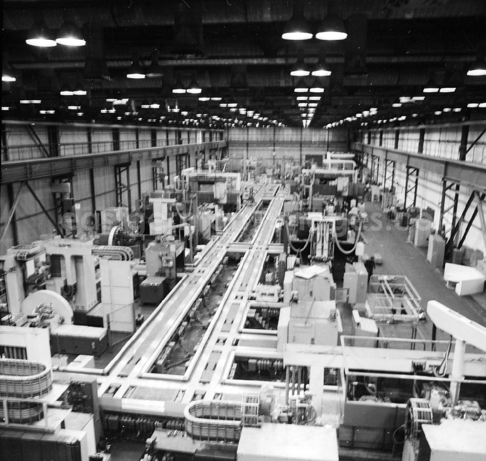 GDR image archive: Chemnitz - Production hall with CNC to steered machines in Fritz Heckert-Kombinat in Karl's Marx town, today Chemnitz in the federal state Saxony in the area of the former GDR, German democratic republic