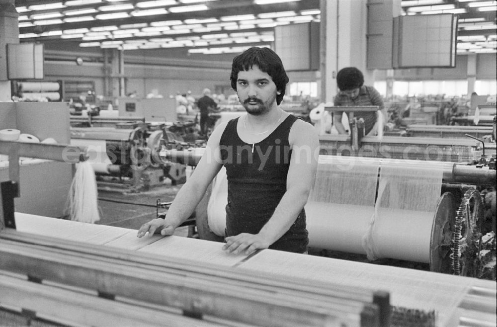Ebersbach: Men at work and factory equipment in the workshop with loom machines in the VEB Lautex spinning mill in Ebersbach in GDR