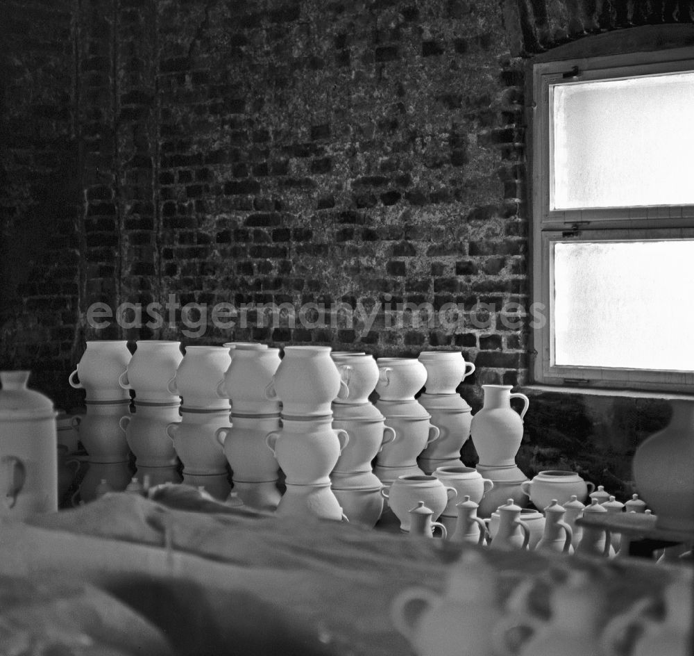 GDR image archive: Crinitz - Workplace and factory equipment in einer Toepferei zur Keramikherstellung in Crinitz, Brandenburg on the territory of the former GDR, German Democratic Republic