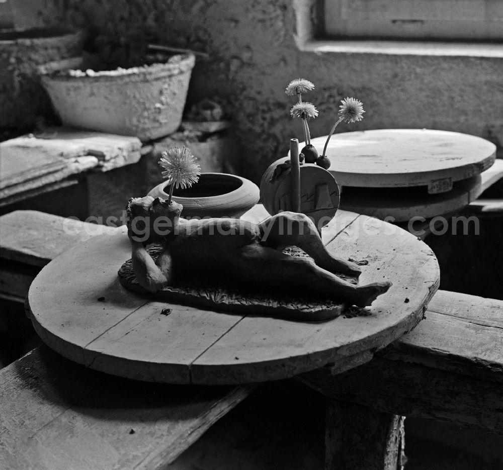 GDR photo archive: Crinitz - Workplace and factory equipment in einer Toepferei zur Keramikherstellung in Crinitz, Brandenburg on the territory of the former GDR, German Democratic Republic