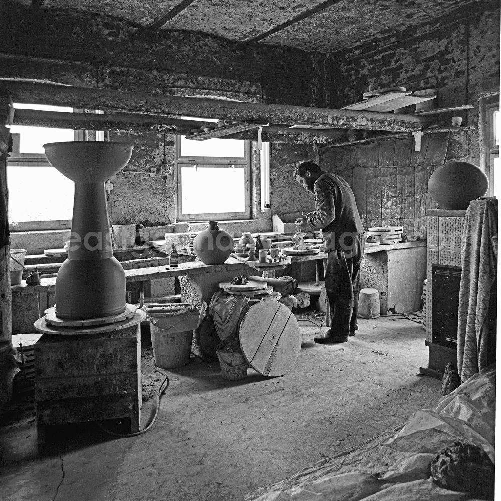 GDR picture archive: Crinitz - Workplace and factory equipment in einer Toepferei zur Keramikherstellung in Crinitz, Brandenburg on the territory of the former GDR, German Democratic Republic