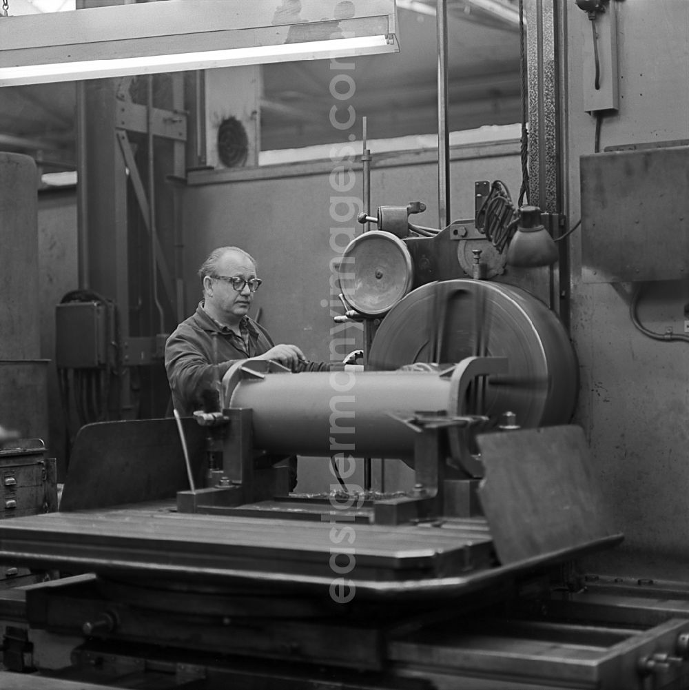 GDR photo archive: Potsdam - Workplace and factory equipment im VEB Lokomotivbau Karl Marx Babelsberg in the district Babelsberg in Potsdam, Brandenburg on the territory of the former GDR, German Democratic Republic