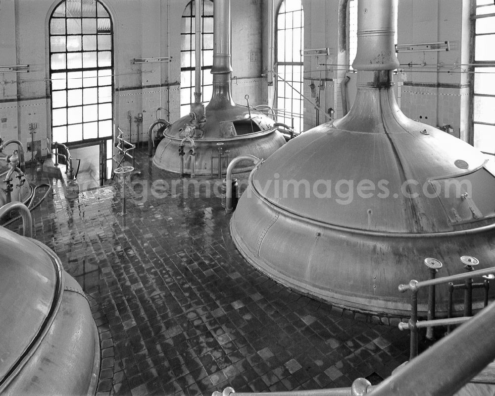GDR picture archive: Berlin - Workplace and factory equipment in the VEB Schultheiss brewery for beer and alcoholic beverages on Landsberger Allee (Leninallee) street in Berlin East Berlin in the territory of the former GDR, German Democratic Republic