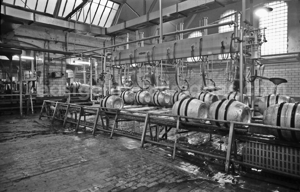 GDR image archive: Berlin - Workplace and factory equipment in the VEB Schultheiss brewery for beer and alcoholic beverages on Landsberger Allee (Leninallee) street in Berlin East Berlin in the territory of the former GDR, German Democratic Republic