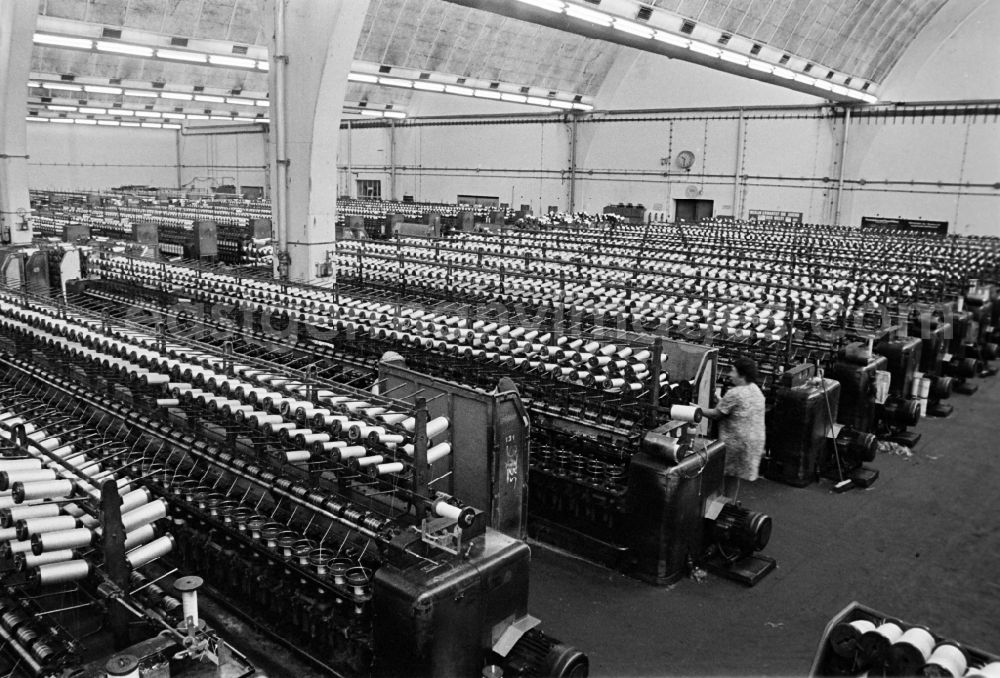 GDR photo archive: Fürstenwalde/Spree - Direct cabling machines with spools for tire cord in the production plant and operating facilities of the VEB Reifenkombinat Fuerstenwalde, later Pneumant Reifen Gmbh and Goodyear, in Fuerstenwalde/Spree in the state Brandenburg on the territory of the former GDR, German Democratic Republic