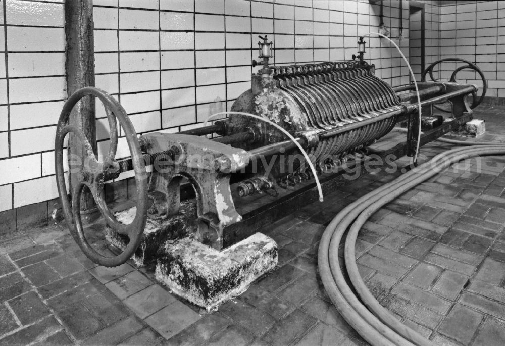 Berlin: Production line and workplaces in the beverage production factory WBB Willner Brauerei on street Berliner Strasse in the district Pankow in Berlin Eastberlin on the territory of the former GDR, German Democratic Republic