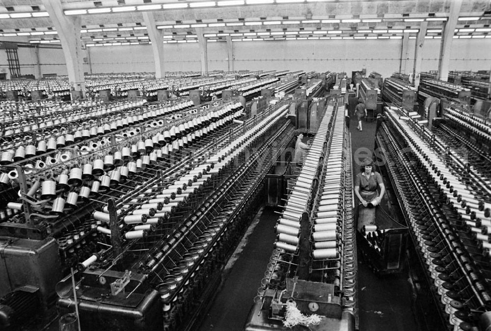 Fürstenwalde/Spree: Direct cabling machines with spools for tire cord in the production plant and operating facilities of the VEB Reifenkombinat Fuerstenwalde, later Pneumant Reifen Gmbh and Goodyear, in Fuerstenwalde/Spree in the state Brandenburg on the territory of the former GDR, German Democratic Republic