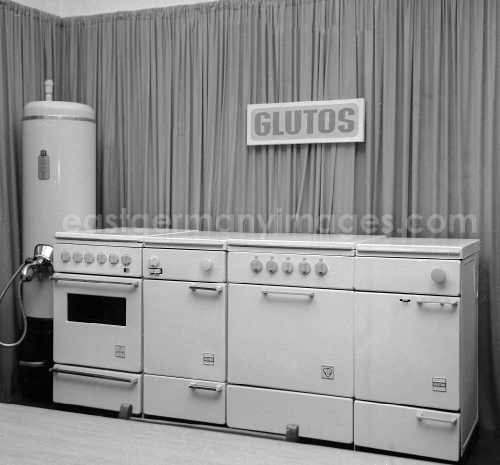 GDR image archive: Elsterberg - Range of products of gas GLUTOS coal to cookers of the warm device work VEB Magpie's mountain in magpie's mountain in the federal state Saxony in the area of the former GDR, German democratic republic