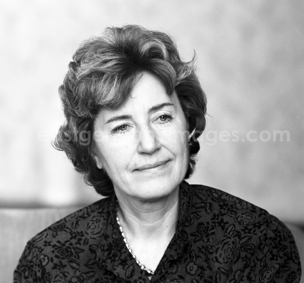 GDR picture archive: Berlin - Lichtenberg - Professor Doctor Christa Luft is a German scientist and politician. It was after the upheaval of the GDR Deputy Chairman of the Council of Ministers and Minister of Economic Affairs of the GDR in the Modrow government from 1994 to 20