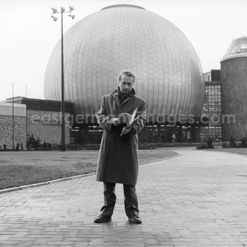 GDR photo archive: Berlin - Professor Dr. sc. Dieter Bernhard Herrmann before the Zeiss Planetarium in Berlin. In 1985, he laid the foundations for the Zeiss Planetarium. He led from 1976 to 20