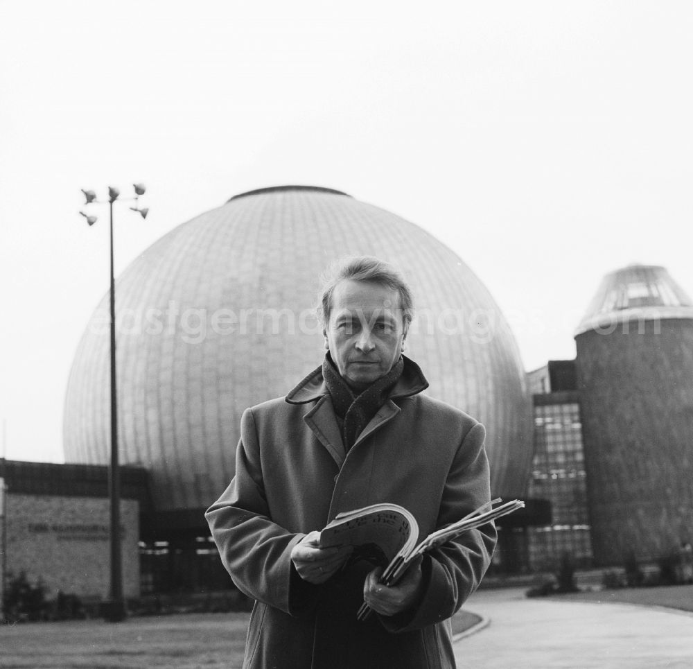 GDR picture archive: Berlin - Professor Dr. sc. Dieter Bernhard Herrmann before the Zeiss Planetarium in Berlin. In 1985, he laid the foundations for the Zeiss Planetarium. He led from 1976 to 20