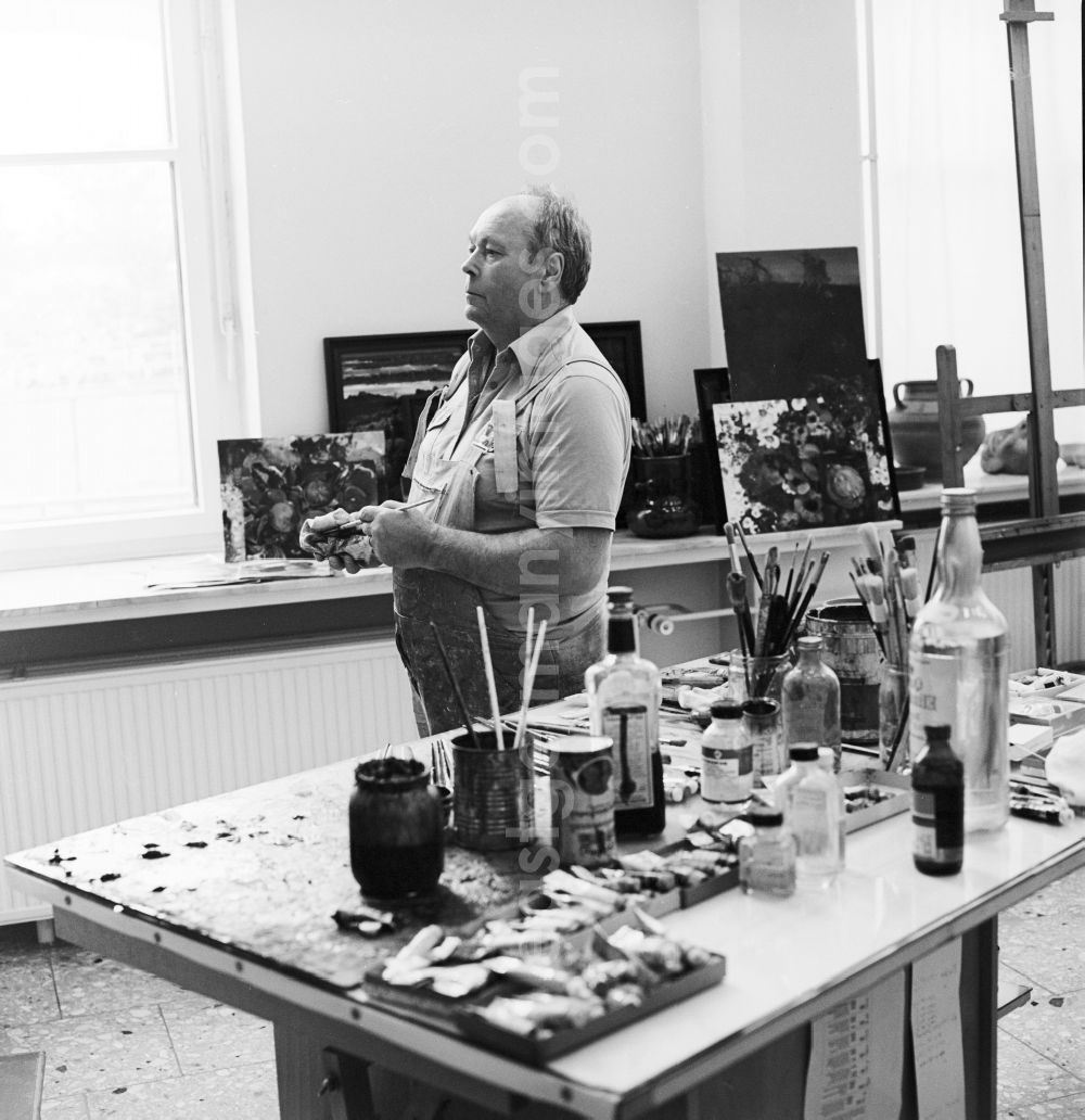 GDR image archive: Berlin - Mitte - Professor Walter Womacka in his studio in Berlin-Mitte on Fisherman's Island. Womacka was considered one of the most outstanding representatives of socialist realism, his art continues to shape the face of East Berlin. He directed twenty years as rector of the Art Academy Berlin-Weissensee