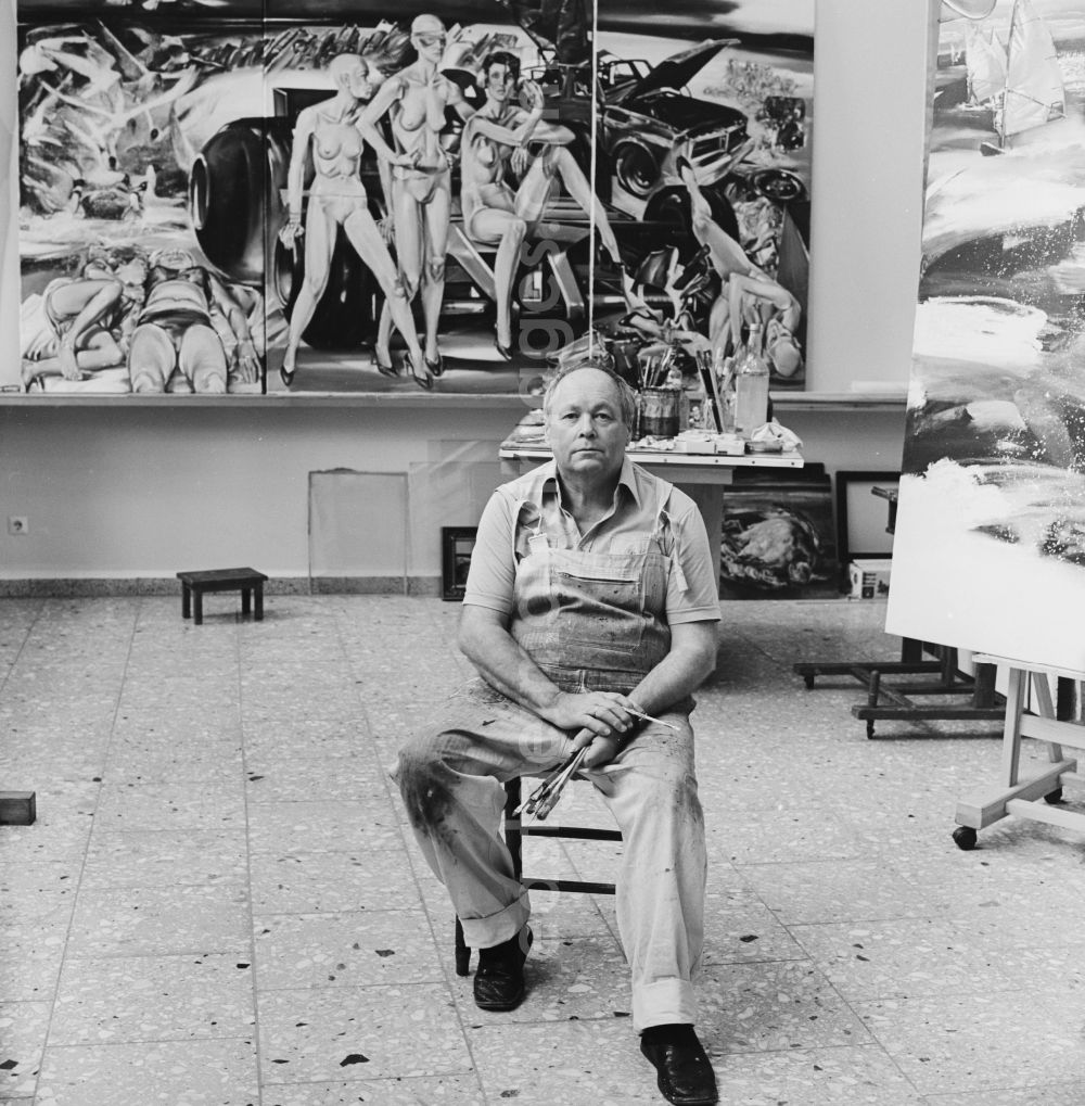 GDR photo archive: Berlin - Mitte - Professor Walter Womacka in his studio in Berlin-Mitte on Fisherman's Island. Womacka was considered one of the most outstanding representatives of socialist realism, his art continues to shape the face of East Berlin. He directed twenty years as rector of the Art Academy Berlin-Weissensee