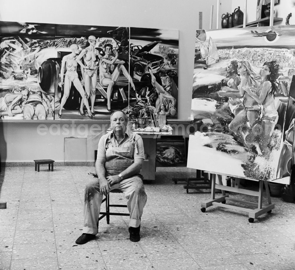 GDR picture archive: Berlin - Mitte - Professor Walter Womacka in his studio in Berlin-Mitte on Fisherman's Island. Womacka was considered one of the most outstanding representatives of socialist realism, his art continues to shape the face of East Berlin. He directed twenty years as rector of the Art Academy Berlin-Weissensee