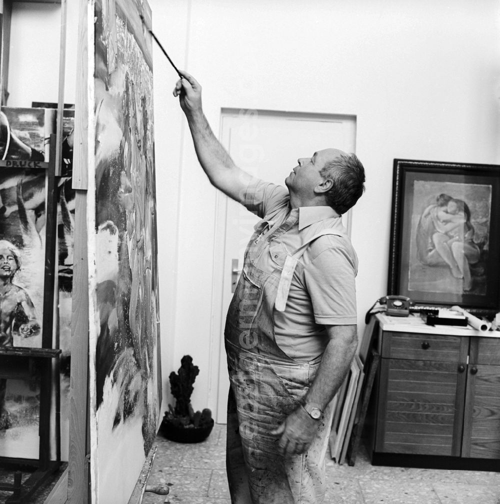 GDR photo archive: Berlin - Professor Walter Womacka in his studio in Berlin-Mitte on Fisherman's Island. Womacka was considered one of the most outstanding representatives of socialist realism, his art continues to shape the face of East Berlin. He directed twenty years as rector of the Art Academy Berlin-Weissensee