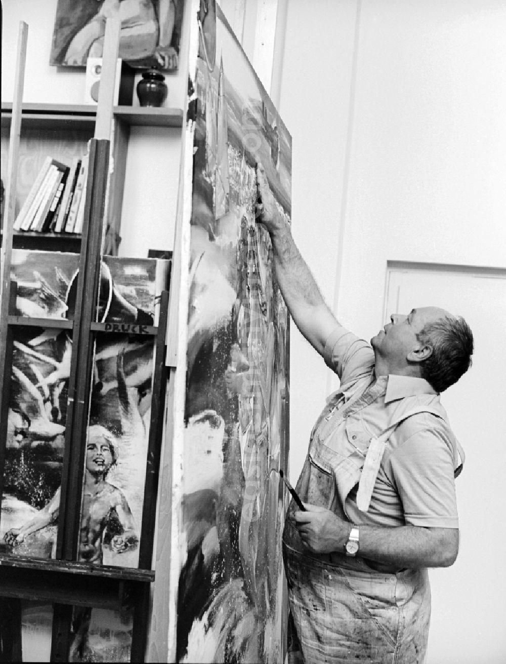 GDR picture archive: Berlin - Professor Walter Womacka in his studio in Berlin-Mitte on Fisherman's Island. Womacka was considered one of the most outstanding representatives of socialist realism, his art continues to shape the face of East Berlin. He directed twenty years as rector of the Art Academy Berlin-Weissensee