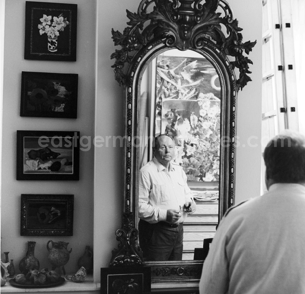 GDR picture archive: Berlin - Professor Walter Womacka in his studio in Berlin-Mitte on Fisherman's Island. Womacka was considered one of the most outstanding representatives of socialist realism, his art continues to shape the face of East Berlin. He directed twenty years as rector of the Art Academy Berlin-Weissensee