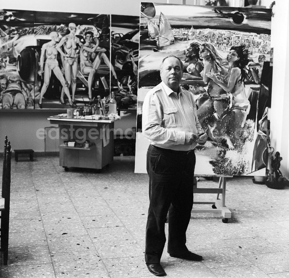 Berlin: Professor Walter Womacka in his studio in Berlin-Mitte on Fisherman's Island. Womacka was considered one of the most outstanding representatives of socialist realism, his art continues to shape the face of East Berlin. He directed twenty years as rector of the Art Academy Berlin-Weissensee