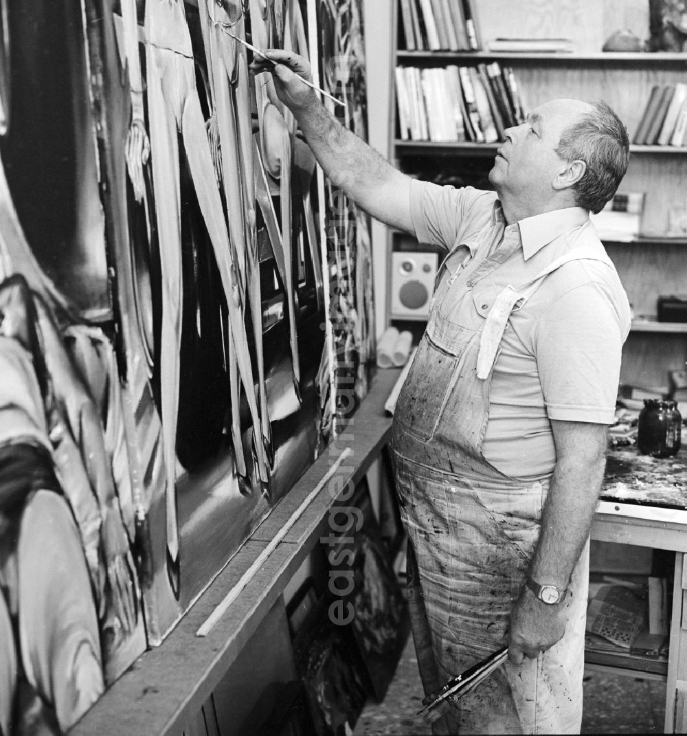 GDR image archive: Berlin - Professor Walter Womacka in his studio in Berlin-Mitte on Fisherman's Island. Womacka was considered one of the most outstanding representatives of socialist realism, his art continues to shape the face of East Berlin. He directed twenty years as rector of the Art Academy Berlin-Weissensee