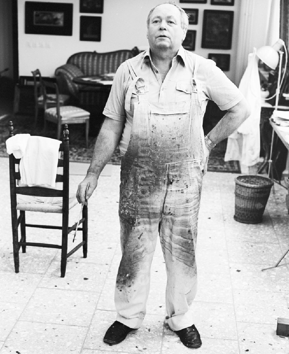 Berlin: Professor Walter Womacka in his studio in Berlin-Mitte on Fisherman's Island. Womacka was considered one of the most outstanding representatives of socialist realism, his art continues to shape the face of East Berlin. He directed twenty years as rector of the Art Academy Berlin-Weissensee