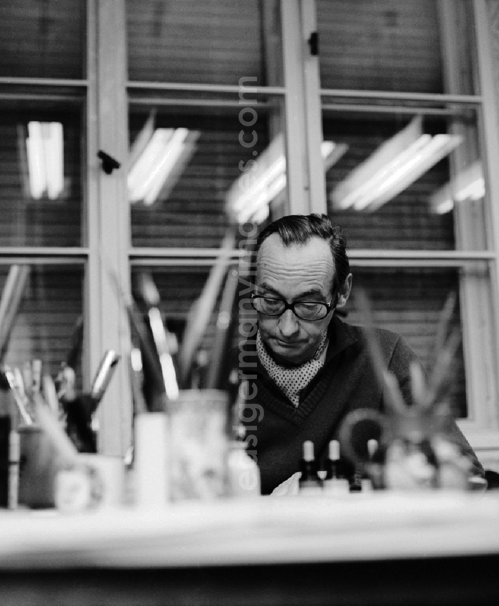 GDR photo archive: Berlin - Professor Werner Klemke (1917 - 1994), a book designer and illustrator, commercial artist and university teacher in the GDR in Berlin, the former capital of the GDR, the German Democratic Republic. Above all, the front pages of the monthly magazine Klemke nationwide have procured popularity. Here in his studio in Berlin-Weissensee
