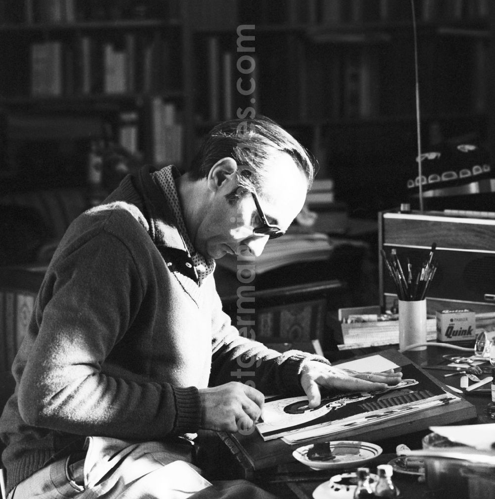 GDR image archive: Berlin - Professor Werner Klemke (1917 - 1994), a book designer and illustrator, commercial artist and university teacher in the GDR in Berlin, the former capital of the GDR, the German Democratic Republic. Above all, the front pages of the monthly magazine Klemke nationwide have procured popularity. Here in his studio in Berlin-Weissensee