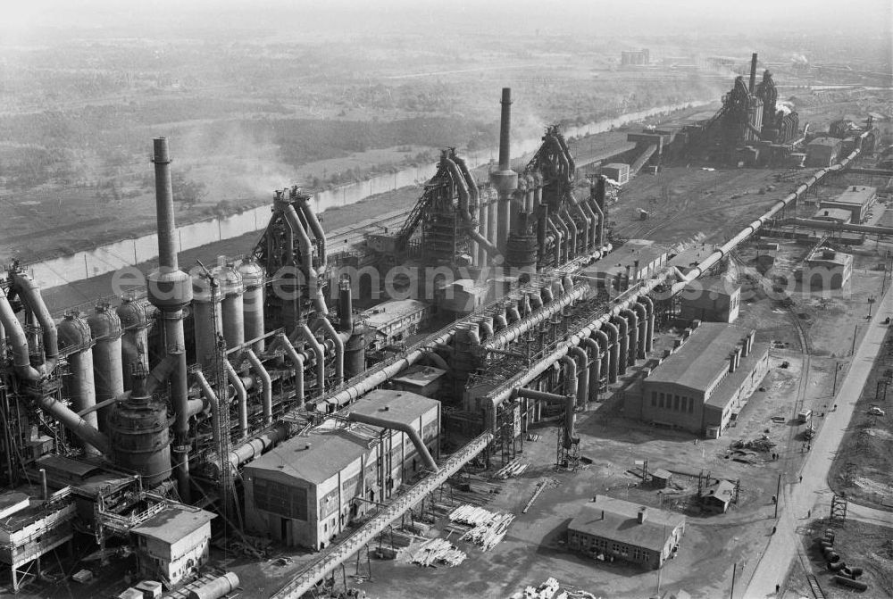 GDR photo archive: Eisenhüttenstadt - Panorama: Blick von oben auf die Prokuktionsanlagen vom VEB Bandstahlkombinat Hermann Matern EKO in Eisenhüttenstadt.
