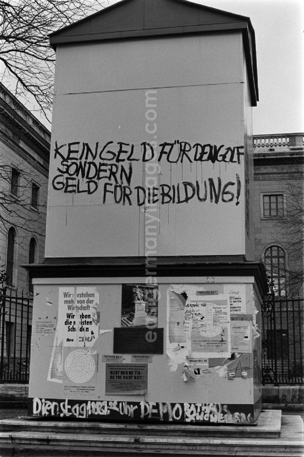 Berlin: The words No money for the Golf, but money for education stands at the winter enclosure of the Humboldt Monument during the protest against the transaction of the Humboldt University in Berlin - Mitte, the former capital of the GDR, German Democratic Republic