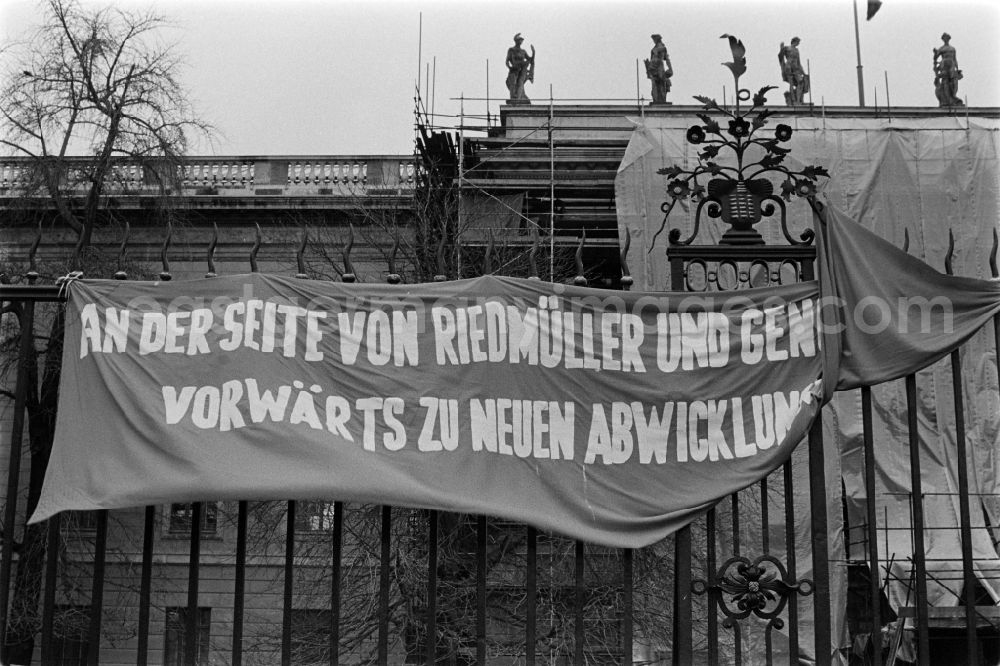 GDR picture archive: Berlin - Protest against the transaction of the Humboldt University in Berlin - Mitte, the former capital of the GDR, German Democratic Republic