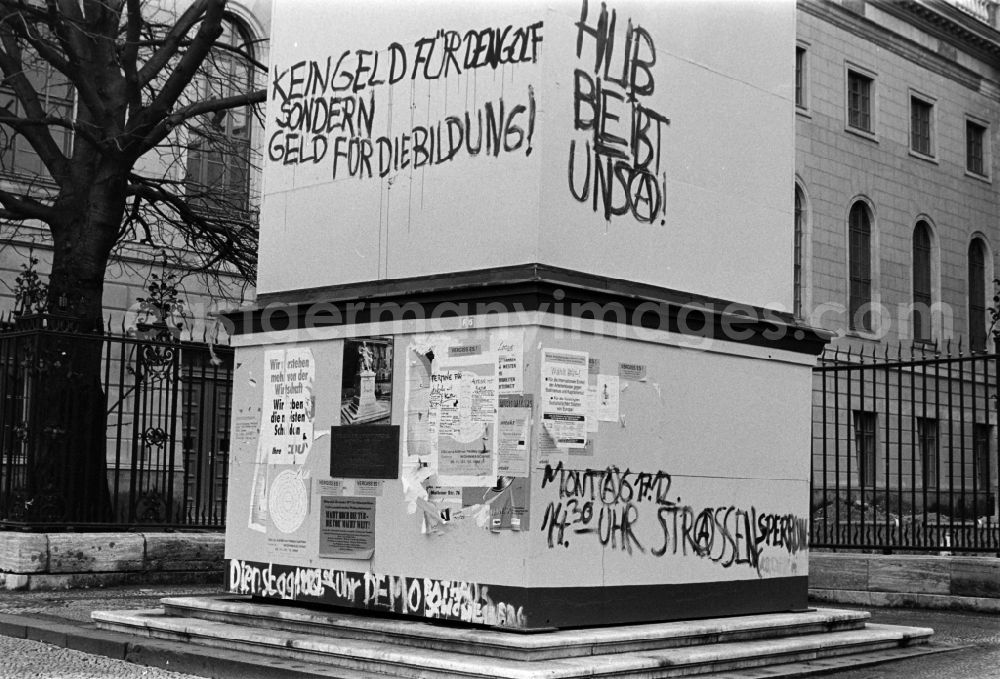 GDR photo archive: Berlin - The words No money for the Golf, but money for education stands at the winter enclosure of the Humboldt Monument during the protest against the transaction of the Humboldt University in Berlin - Mitte, the former capital of the GDR, German Democratic Republic